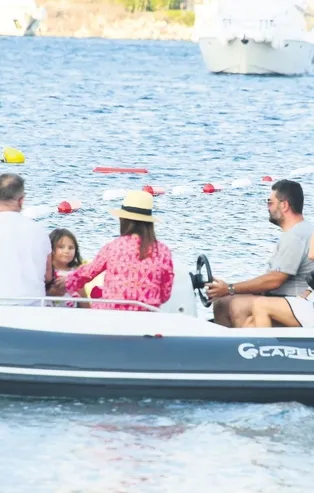 Ece Erken cici anneliğe soyundu! Sevgilisi Şafak Mahmutyazıcıoğlu’nun kızı Eda ile görüntülendi