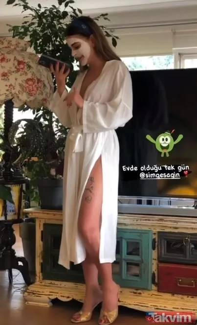 Simge Sağın göğüs arasındaki dövmeyi göstermek için öyle bir kıyafet giydi ki böyle dekolte görülmedi! Göğüs ucu belli olan Simge… - 16