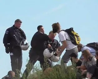 Alman polisinin çevrecilerle kavgası kameralara böyle yansıdı