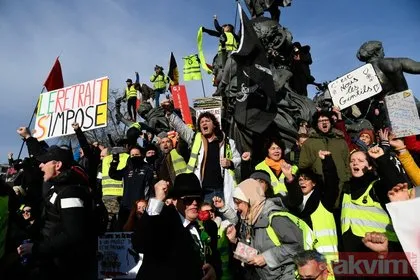 Son dakika: Fransa’da eylemciler Macron’a karşı yürüdü! Sarı yelekliler de orada...