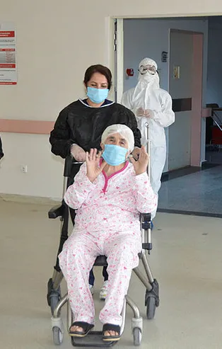 77 yaşındaki koronavirüs hastası iyileşti!
