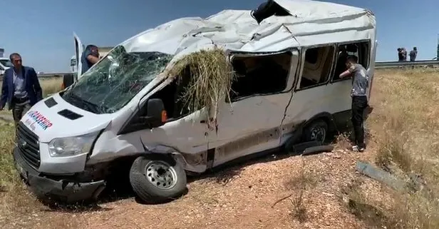 Şanlıurfa’da bir yolcu minibüsü şarampole devrildi: 13 yaralı