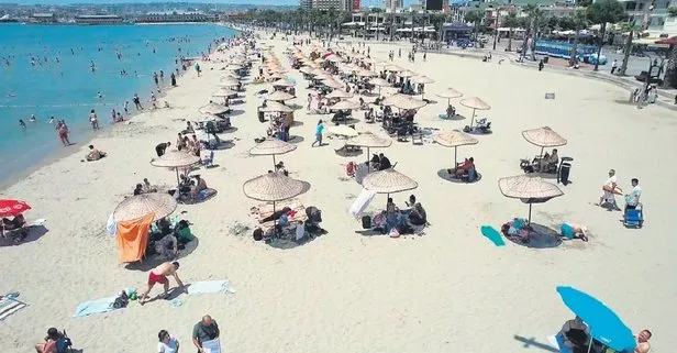 Kuşadası plajları bayramda dolup taştı