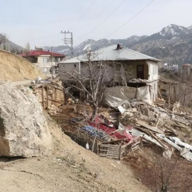 Depremde mahalleye kaya parçası düştü