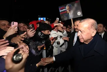 Gençlerden Başkan Erdoğan’a doğum günü sürprizi: Makam aracı çiçeklerle süslendi