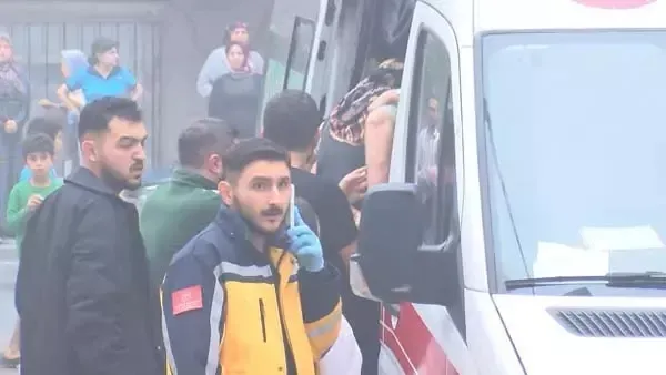 Son dakika: Küçükçekmece'de yangın! Dumandan etkilenen 3 kişi kurtarıldı-5