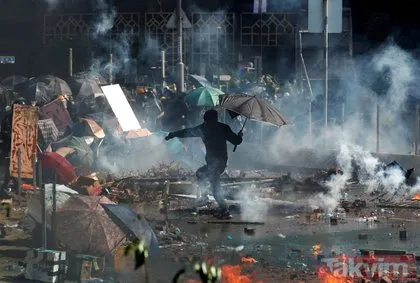 Hong Kong yine karıştı! Polislere ateşli okla saldırıyorlar!