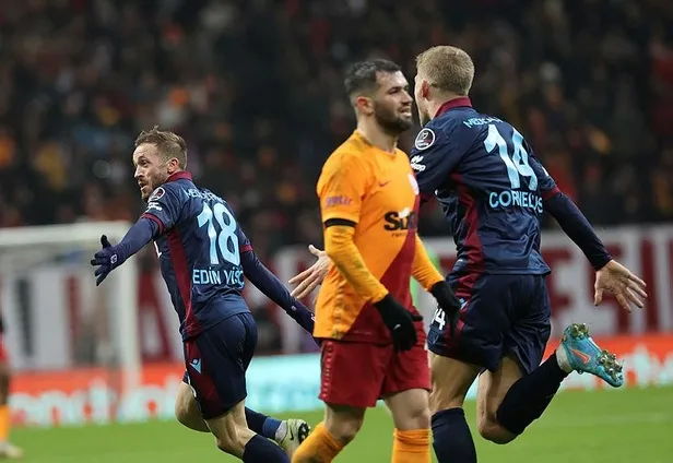 firtina-edin-viscanin-901deki-goluyle-sevindi-trabzonspor-derbide-galatasarayi-devirdi-1642971100973.jpeg Fırtına Edin Visca’nın 90+1’deki golüyle sevindi! Trabzonspor derbide Galatasaray’ı devirdi...-5