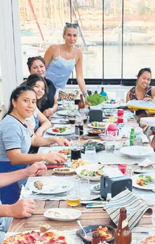 Erdal Acar'ın eşi Kardelen Acar üç öğretmen, üç bakıcı ve üç hizmetçiyle tatile çıktı!