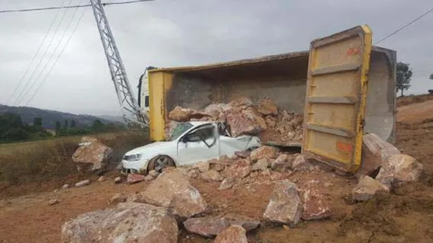 Balıkesir'in Susurluk ilçesinde feci ölüm! Kamyondan dökülen kayaların altında kaldı-3