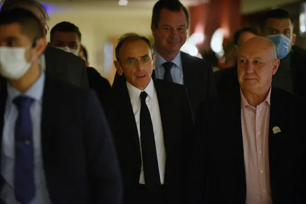 son-dakika-cumhurbaskani-adayinin-danismanina-tecavuz-sorusturmasi-18-yasinda-bir-erkekfransada-eric-zemmourun-1643697218046.jpg SON DAKİKA: Cumhurbaşkanı adayının danışmanına tecavüz soruşturması: 18 yaşında bir erkek...Fransa'da Eric Zemmour'un...-6