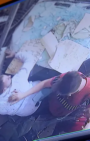 Otomobil iş yerine girdi! Facia kıl payı atlatıldı