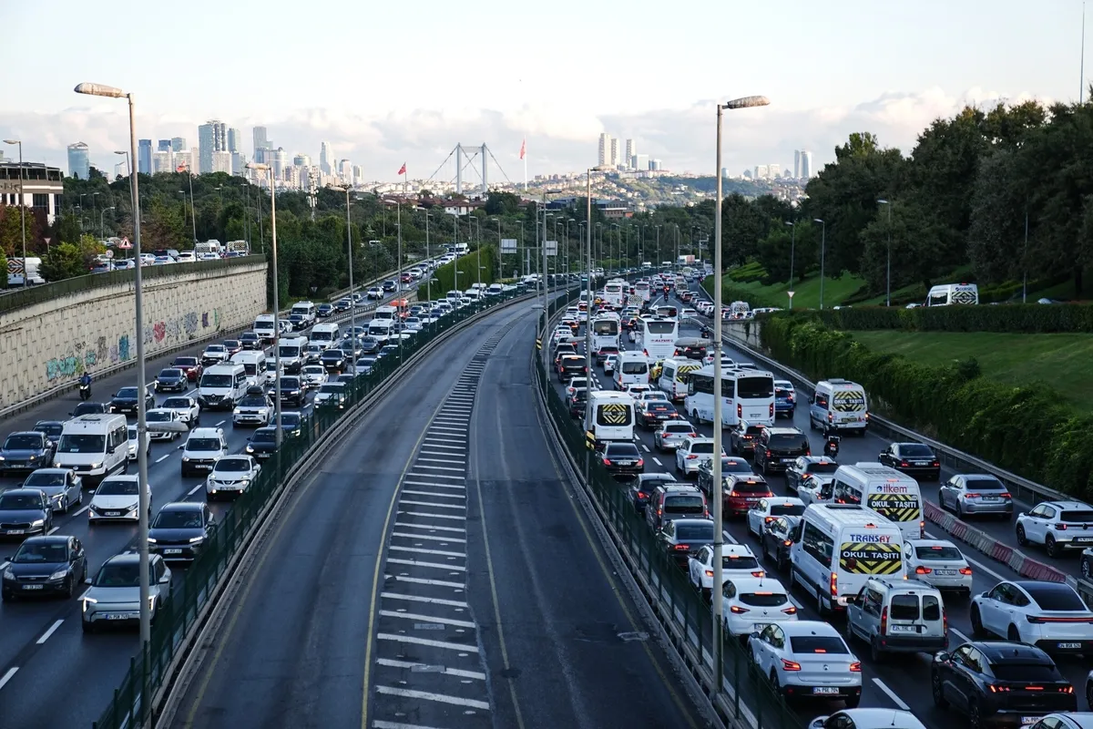 20 milyon öğrenci için ilk ders zili çaldı! İstanbul'da trafik yoğunluğu yaşanıyor-2