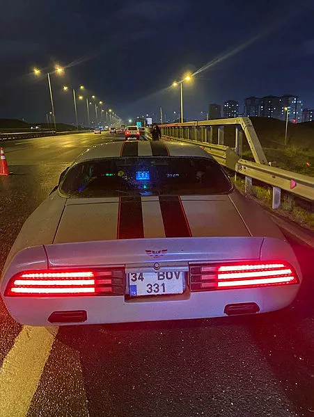 Galatasaray'ın eski futbolcusu Hakan Ünsal Başakşehir'de klasik otomobiliyle köpeğe çarptı-3