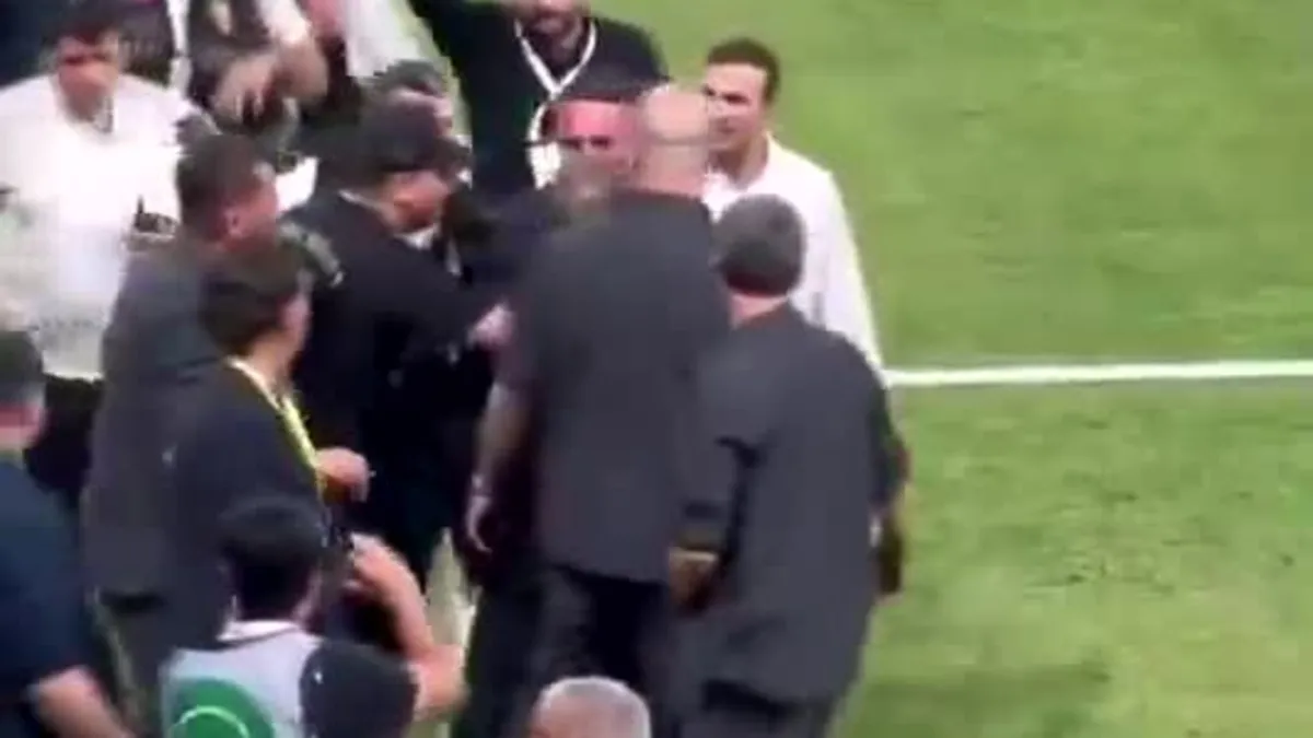 Sahaya girdi maç durdu: Ali Koç yere düştü