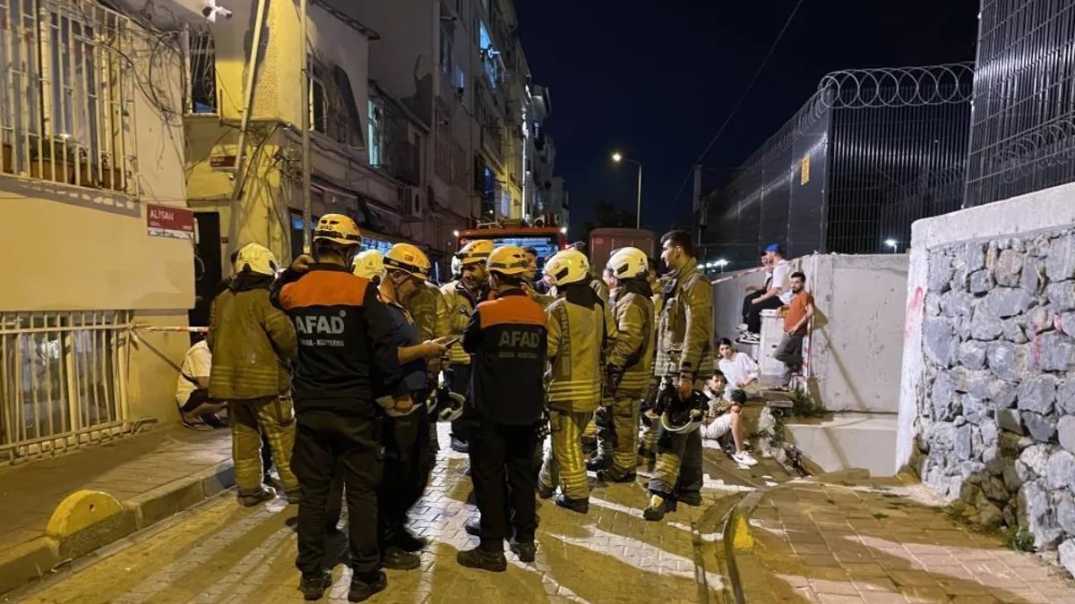 Fatih'te akıllara durgunluk veren olay! 50 yıllık binanın 4. katının tabanı çöktü, genç kız komşusunun evine düştü