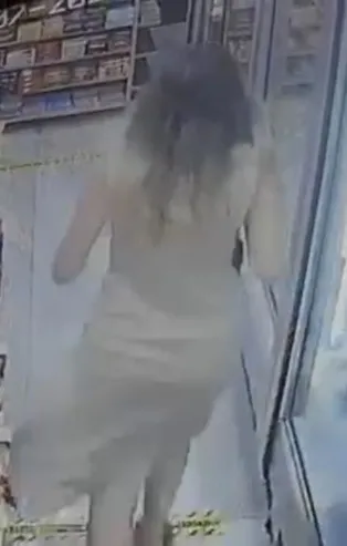 Markette kadını elle taciz eden sapığın dayak yediği anlar kamerada