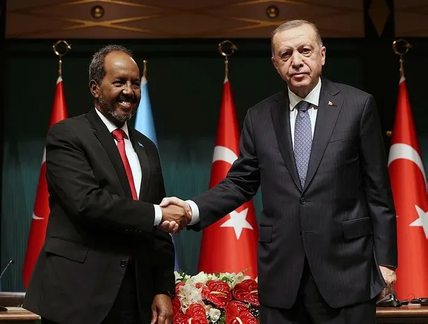 baskan-recep-tayyip-erdogan-somali-cumhurbaskani-hasan-seyh-mahmud-ile-bir-araya-geldi-1657147213822.jpeg Başkan Recep Tayyip Erdoğan, Somali Cumhurbaşkanı Hasan Şeyh Mahmud ile bir araya geldi-6