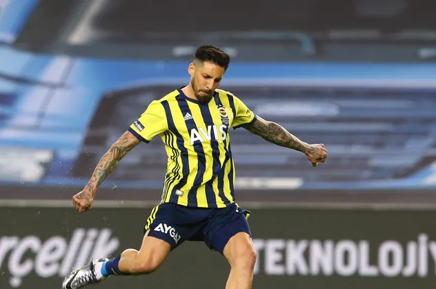 Fenerbahçe'nin istenmeyen adamı Jose Sosa'ya Süper Lig'den sürpriz talip