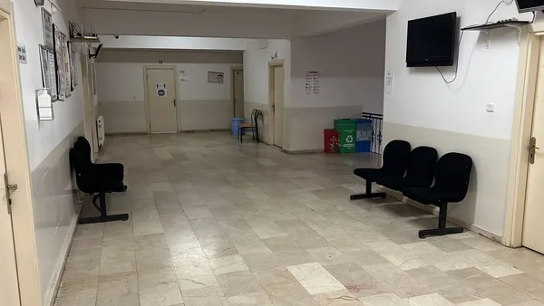 istanbulda-aile-sagligi-merkezine-satirli-saldiri-doktorlar-ve-calisanlar-odaya-kacti-1637834854916.jpg İstanbul’da aile sağlığı merkezine satırlı saldırı! Doktorlar ve çalışanlar odaya kaçtı-5