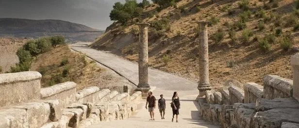 kuru-otlar-ustune-turkiyede-vizyona-girdi-mi-bilet-ne-kadar-kac-tl-kuru-otlar-ustune-filmi-nerede-cekildi-konu-1695883377815.jpg