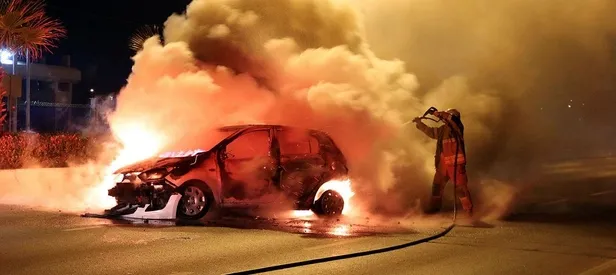 Gezmek için kiraladıkları otomobil alev aldı