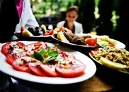 Restoran ve kafelerin sosyal mesafe kurallarına uyularak açılmasına yeşil ışık