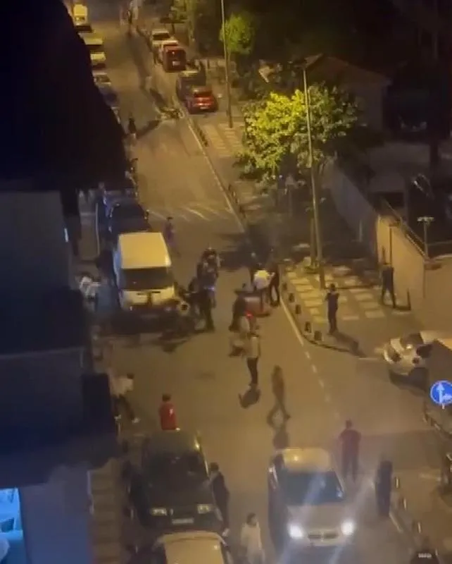 bagcilarda-iki-aile-birbirine-girdi-4-polis-1-bekci-yaralandi-5-gozalti-1716363388283.jpeg