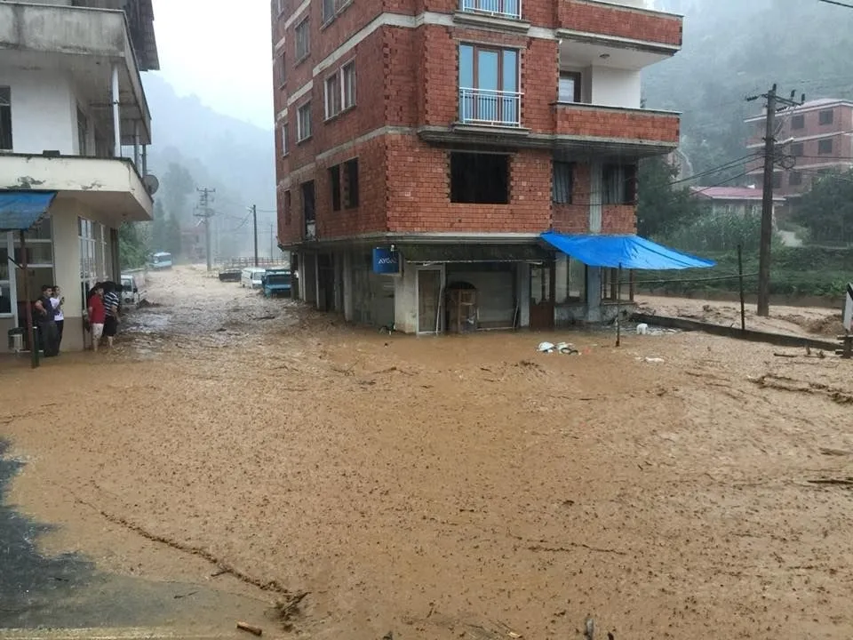 Rize’yi sel vurdu! Evleri su bastı  - 16
