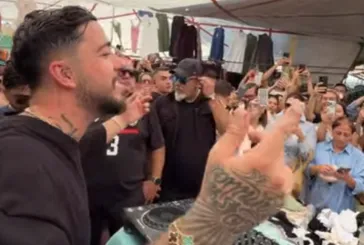 Mahmut Orhan’dan Alaçatı pazarında sürpriz performans! Tezgah başında festival coşkusu