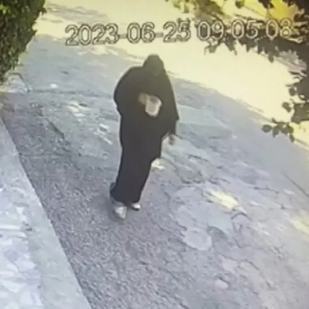 Kezzaplı saldırgan çarşaf giyen erkek çıktı