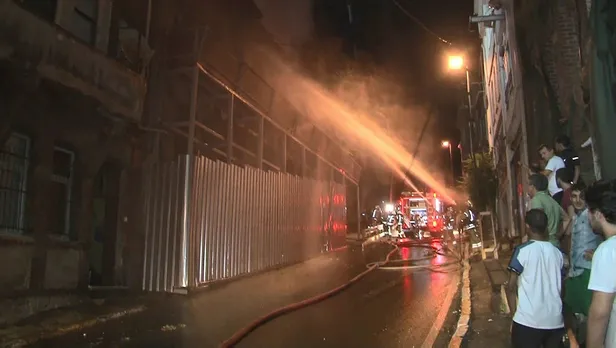Beyoğlu’nda metruk bir bina alev alev yandı-1