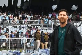 Hindistan’da Messi kaosu! Binlerce rupi ödediler yıldız futbolcuyu göremeyince sahayı birbirine kattılar