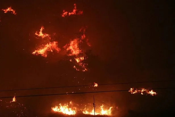 Son dakika: İzmir Menderes'te korkutan orman yangını: Boşaltılan bir site alev alev yandı-2