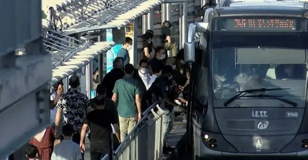 İstanbul Cevizlibağ’daki metrobüs durağında korkutan yoğunluk