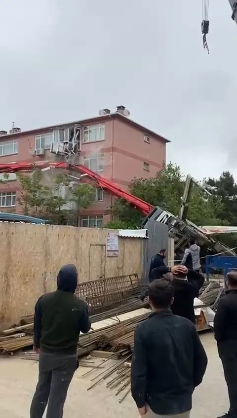 uskudarda-beton-pompasi-bir-eve-dustu-yeni-goruntuler-1714662025092.jpg Üsküdar'da facia! Beton mikser pompası bir eve düştü! Deprem etkisi yaratan o görüntü anbean kamerada!-2