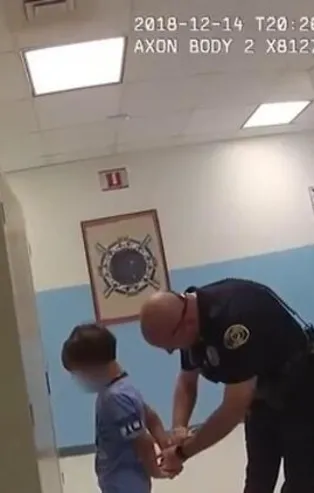 ABD polisinden skandal hareket! Engelli çocuğa ters kelepçe taktılar
