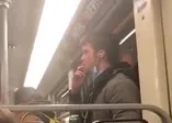 Metroda iğrenç görüntü! Dünya Koronavirüs alarmındayken elini ağzına götürüp...