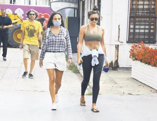 Eda Taşpınar maskeyi eliyle taşıdı