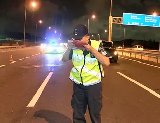 Duygulandıran hareket! Önce öptü sonra aracına aldı