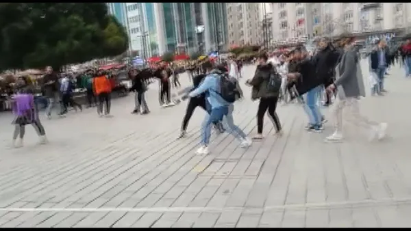 afrika-uyruklu-grup-ile-seyyar-fotografcilar-birbirlerine-girdi-1650180666549.jpg Afrika uyruklu grup ile seyyar fotoğrafçılar birbirlerine girdi!-8