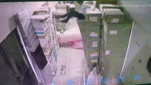 eminonunde-cep-telefonuna-bakarak-yuruyen-genc-izgaradan-asagi-dustu-telefonda-islerim-vardi-1645018632131.jpg Eminönü'nde cep telefonuna bakarak yürüyen genç ızgaradan aşağı düştü: Telefonda işlerim vardı-7