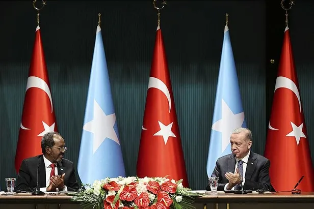 baskan-recep-tayyip-erdogan-somali-cumhurbaskani-hasan-seyh-mahmud-ile-bir-araya-geldi-1657139387602.jpeg Başkan Recep Tayyip Erdoğan, Somali Cumhurbaşkanı Hasan Şeyh Mahmud ile bir araya geldi-3