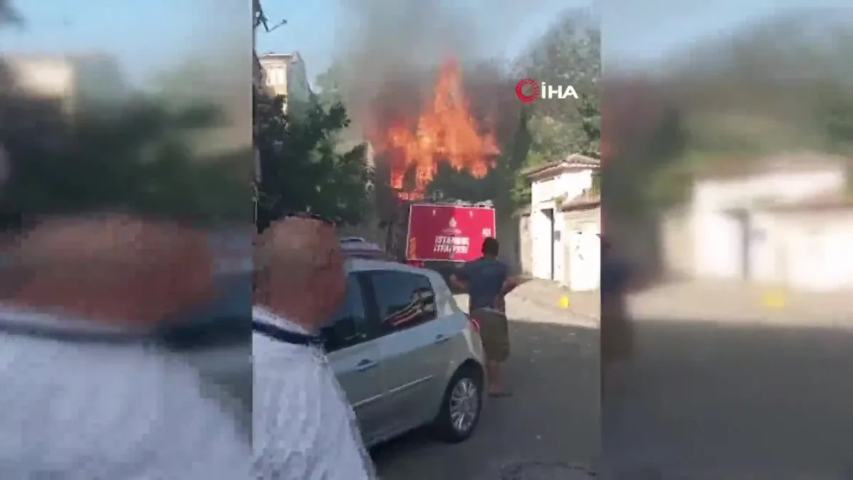 Fatih’te metruk bina alev alev yandı