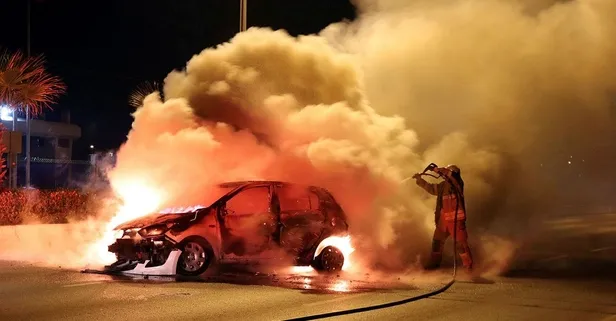 Gezmek için kiraladıkları otomobil alev aldı