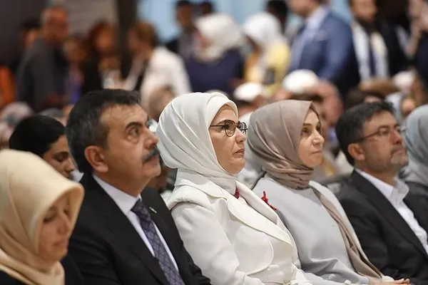 emine-erdogandan-depremzedeler-icin-acilan-hayir-carsisina-destek-ziyareti-tum-kurumlar-gece-gunduz-calismaya-1690042319470.jpeg Emine Erdoğan'dan depremzedeler için açılan 'Hayır Çarşısı'na destek ziyareti: "Tüm kurumlar gece gündüz çalışmaya devam edecek"-5