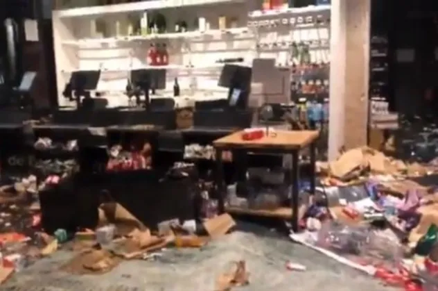 Paris'te eylemciler yağmalara devam ediyor