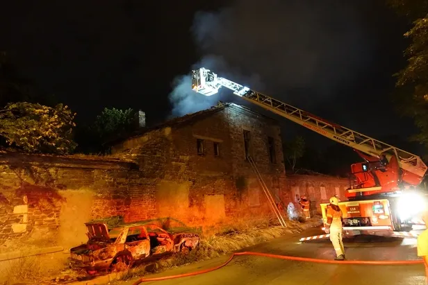 İzmir'de tarihi fabrika binasında yangın-2