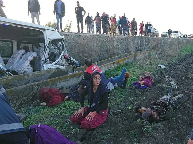 Adana'da feci kaza! İşçi servisi şarampole devrildi: 3 ölü, 14 yaralı-2
