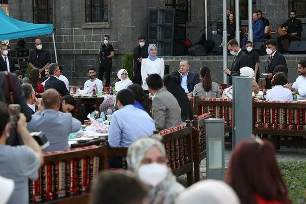 diyarbakirda-genclerle-bulusan-baskan-erdoganin-dilinden-neset-ertasin-gonul-dagi-turkusu-1625854224368.jpeg Diyarbakır'da gençlerle buluşan Başkan Erdoğan'ın dilinden Neşet Ertaş'ın 'Gönül Dağı' türküsü!-2